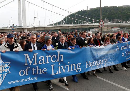 El pueblo de Israel y la comunidad judía en el mundo conmemoraron el Día del Recuerdo del Holocausto. Durante la Segunda Guerra Mundial las tropas de Adolfo Hitler y sus aliados aniquilaron a la tercera parte del pueblo judío, 6 millones de personas inocentes donde la cuarta parte eran niños. Te presentamos una selección de imágenes de la conmemoración.