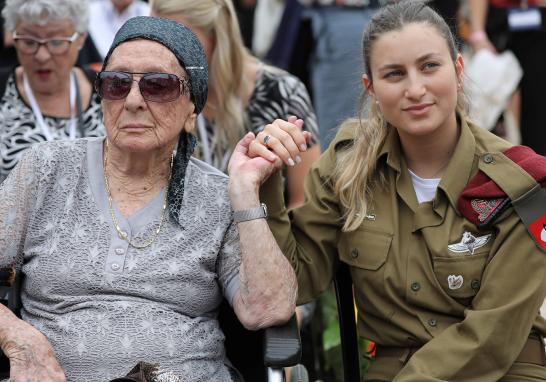 El pueblo de Israel y la comunidad judía en el mundo conmemoraron el Día del Recuerdo del Holocausto. Durante la Segunda Guerra Mundial las tropas de Adolfo Hitler y sus aliados aniquilaron a la tercera parte del pueblo judío, 6 millones de personas inocentes donde la cuarta parte eran niños. Te presentamos una selección de imágenes de la conmemoración.