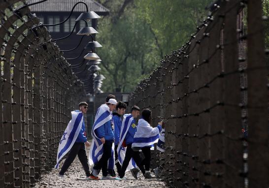 El pueblo de Israel y la comunidad judía en el mundo conmemoraron el Día del Recuerdo del Holocausto. Durante la Segunda Guerra Mundial las tropas de Adolfo Hitler y sus aliados aniquilaron a la tercera parte del pueblo judío, 6 millones de personas inocentes donde la cuarta parte eran niños. Te presentamos una selección de imágenes de la conmemoración.