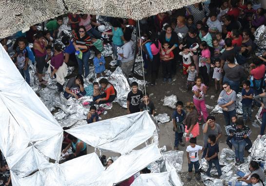 El Economista te presenta imágenes del campamento improvisado en McAllen, Texas de la Patrulla Fronteriza de los Estados Unidos donde adultos y niños duermen en el suelo y arreglan techos improvisados con mantas reflejantes para protegerse del sol. La temperatura del suelo es aproximadamente de 32 grados Celsius alrededor del mediodía. El gobierno de los Estados Unidos ha dicho que está luchando con una oleada de solicitantes que viajan a través de México y piden asilo.