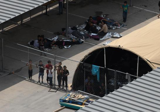 El Economista te presenta imágenes del campamento improvisado en McAllen, Texas de la Patrulla Fronteriza de los Estados Unidos donde adultos y niños duermen en el suelo y arreglan techos improvisados con mantas reflejantes para protegerse del sol. La temperatura del suelo es aproximadamente de 32 grados Celsius alrededor del mediodía. El gobierno de los Estados Unidos ha dicho que está luchando con una oleada de solicitantes que viajan a través de México y piden asilo.