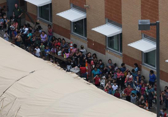 USA-IMMIGRATION/El Economista te presenta imágenes del campamento improvisado en McAllen, Texas de la Patrulla Fronteriza de los Estados Unidos donde adultos y niños duermen en el suelo y arreglan techos improvisados con mantas reflejantes para protegerse del sol. La temperatura del suelo es aproximadamente de 32 grados Celsius alrededor del mediodía. El gobierno de los Estados Unidos ha dicho que está luchando con una oleada de solicitantes que viajan a través de México y piden asilo.