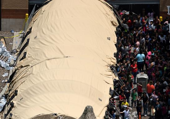 El Economista te presenta imágenes del campamento improvisado en McAllen, Texas de la Patrulla Fronteriza de los Estados Unidos donde adultos y niños duermen en el suelo y arreglan techos improvisados con mantas reflejantes para protegerse del sol. La temperatura del suelo es aproximadamente de 32 grados Celsius alrededor del mediodía. El gobierno de los Estados Unidos ha dicho que está luchando con una oleada de solicitantes que viajan a través de México y piden asilo.