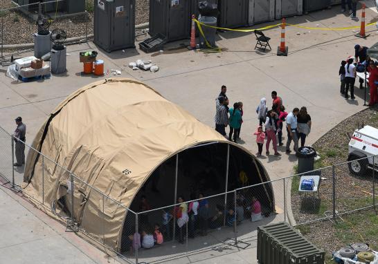 El Economista te presenta imágenes del campamento improvisado en McAllen, Texas de la Patrulla Fronteriza de los Estados Unidos donde adultos y niños duermen en el suelo y arreglan techos improvisados con mantas reflejantes para protegerse del sol. La temperatura del suelo es aproximadamente de 32 grados Celsius alrededor del mediodía. El gobierno de los Estados Unidos ha dicho que está luchando con una oleada de solicitantes que viajan a través de México y piden asilo.