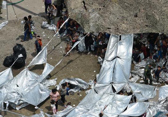 El Economista te presenta imágenes del campamento improvisado en McAllen, Texas de la Patrulla Fronteriza de los Estados Unidos donde adultos y niños duermen en el suelo y arreglan techos improvisados con mantas reflejantes para protegerse del sol. La temperatura del suelo es aproximadamente de 32 grados Celsius alrededor del mediodía. El gobierno de los Estados Unidos ha dicho que está luchando con una oleada de solicitantes que viajan a través de México y piden asilo.