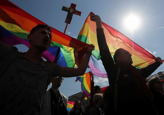 El 17 de mayo se celebra el Día Internacional contra la Homofobia, Transfobia y Bifobia. El objetivo es crear conciencia sobre la violencia y discriminación de las que es víctima la comunidad lésbico, gay, bisexual y transexual (LGBT). La conmemoración de este día es gracias a que en 1990 la Organización Mundial de la Salud (OMS) retiró la homosexualidad de la lista de enfermedades mentales.