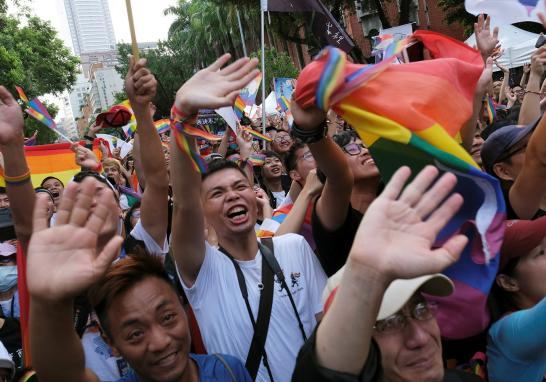 Los partidarios del matrimonio homosexual celebran después de que Taiwán se convirtió en el primer país de Asia en legalizar el matrimonio homosexual, fuera del Yuan Legislativo en Taipei.