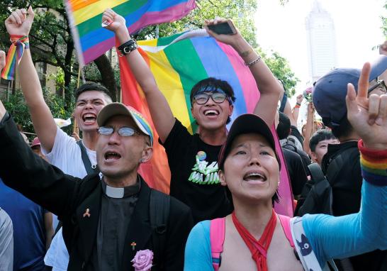Los partidarios del matrimonio homosexual celebran después de que Taiwán se convirtió en el primer país de Asia en legalizar el matrimonio homosexual, fuera del Yuan Legislativo en Taipei.