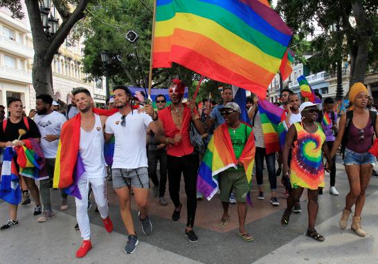 Activistas LGBT cubanos participan en una manifestación anual contra la homofobia y la transfobia en la Habana