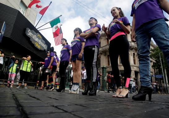 Carrera de tacones altos para protestar por la igualdad de género en Monterrey, México.