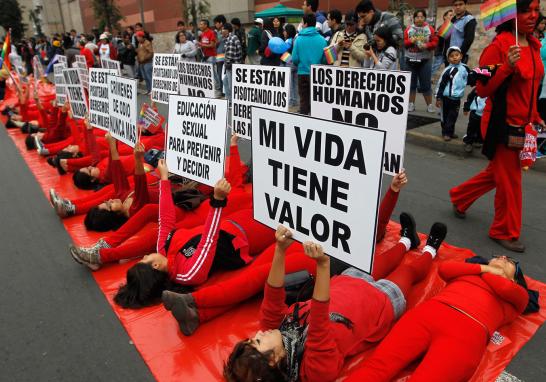 Los partidarios y miembros de la comunidad de lesbianas, gays, bisexuales y transexuales (LGBT) participan en el desfile del orgullo gay en Lima, para celebrar la diversidad de Estilos de vida y denuncias de homofobia.