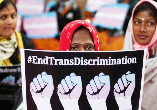 Los miembros de la comunidad transgénero sostienen pancartas durante una protesta contra la aprobación del Proyecto de Ley para Personas Transgénero (Protección de Derechos), 2018, en Nueva Delhi, India