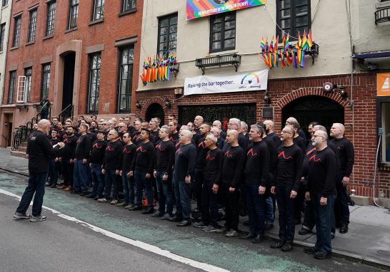 El director artístico del Coro de Hombres Gay de San Francisco, Tim Seelig, dirige el coro mientras canta en la calle The Stonewall Inn en el distrito de Manhattan de Nueva York