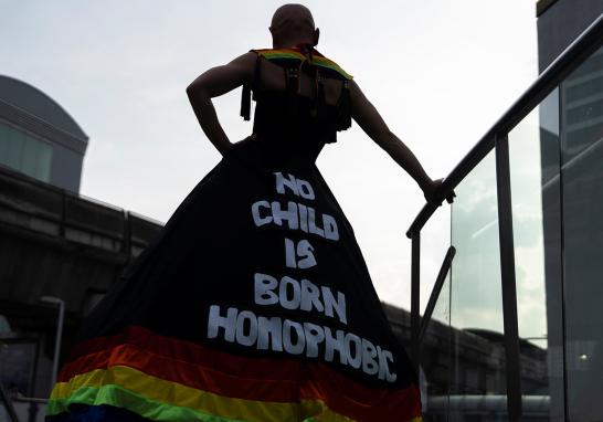El 17 de mayo se celebra el Día Internacional contra la Homofobia, Transfobia y Bifobia. El objetivo es crear conciencia sobre la violencia y discriminación de las que es víctima la comunidad lésbico, gay, bisexual y transexual (LGBT). La conmemoración de este día es gracias a que en 1990 la Organización Mundial de la Salud (OMS) retiró la homosexualidad de la lista de enfermedades mentales.