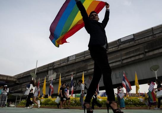 El 17 de mayo se celebra el Día Internacional contra la Homofobia, Transfobia y Bifobia. El objetivo es crear conciencia sobre la violencia y discriminación de las que es víctima la comunidad lésbico, gay, bisexual y transexual (LGBT). La conmemoración de este día es gracias a que en 1990 la Organización Mundial de la Salud (OMS) retiró la homosexualidad de la lista de enfermedades mentales.