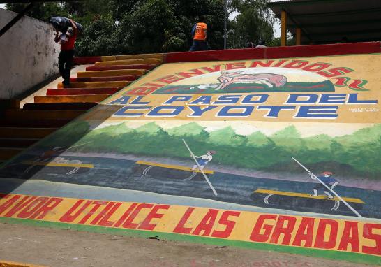 Las balsas van y vienen, la mayoría repletas de productos de consumo básico, o incluso cervezas y cigarros, todos ellos comprados en México para ser consumidos en Guatemala; esto se debe a que es más barato comprar en nuestro país ya que 1 quetzal (moneda de Guatemala) equivale a 2.50 pesos mexicanos. Cabe señalar que al pasar los productos hacia Guatemala este comercio evidentemente se vuelve irregular por la evasión de impuestos, pero es una práctica muy común para los habitantes de los ambos países. Más de 7,000 personas dependen del comercio fronterizo en la zona que podría verse afectado por la llegada de los elementos de la Guardia Nacional.