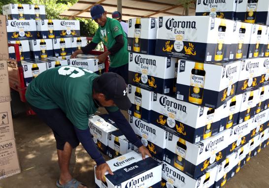 Las balsas van y vienen, la mayoría repletas de productos de consumo básico, o incluso cervezas y cigarros, todos ellos comprados en México para ser consumidos en Guatemala; esto se debe a que es más barato comprar en nuestro país ya que 1 quetzal (moneda de Guatemala) equivale a 2.50 pesos mexicanos. Cabe señalar que al pasar los productos hacia Guatemala este comercio evidentemente se vuelve irregular por la evasión de impuestos, pero es una práctica muy común para los habitantes de los ambos países. Más de 7,000 personas dependen del comercio fronterizo en la zona que podría verse afectado por la llegada de los elementos de la Guardia Nacional.