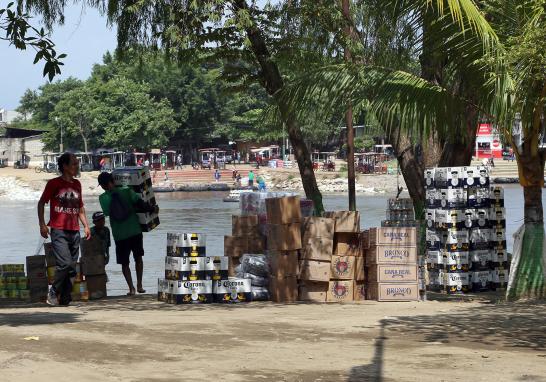 Las balsas van y vienen, la mayoría repletas de productos de consumo básico, o incluso cervezas y cigarros, todos ellos comprados en México para ser consumidos en Guatemala; esto se debe a que es más barato comprar en nuestro país ya que 1 quetzal (moneda de Guatemala) equivale a 2.50 pesos mexicanos. Cabe señalar que al pasar los productos hacia Guatemala este comercio evidentemente se vuelve irregular por la evasión de impuestos, pero es una práctica muy común para los habitantes de los ambos países. Más de 7,000 personas dependen del comercio fronterizo en la zona que podría verse afectado por la llegada de los elementos de la Guardia Nacional.