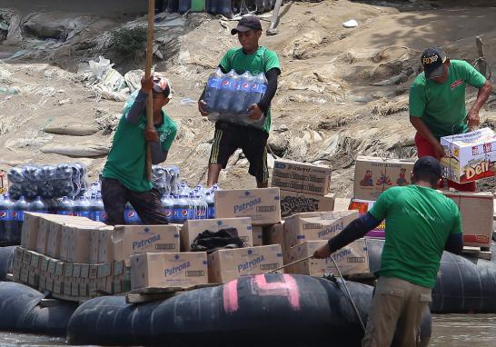 Las balsas van y vienen, la mayoría repletas de productos de consumo básico, o incluso cervezas y cigarros, todos ellos comprados en México para ser consumidos en Guatemala; esto se debe a que es más barato comprar en nuestro país ya que 1 quetzal (moneda de Guatemala) equivale a 2.50 pesos mexicanos. Cabe señalar que al pasar los productos hacia Guatemala este comercio evidentemente se vuelve irregular por la evasión de impuestos, pero es una práctica muy común para los habitantes de los ambos países. Más de 7,000 personas dependen del comercio fronterizo en la zona que podría verse afectado por la llegada de los elementos de la Guardia Nacional.