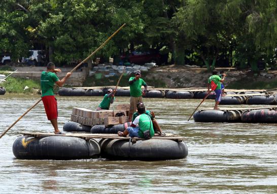 Las balsas van y vienen, la mayoría repletas de productos de consumo básico, o incluso cervezas y cigarros, todos ellos comprados en México para ser consumidos en Guatemala; esto se debe a que es más barato comprar en nuestro país ya que 1 quetzal (moneda de Guatemala) equivale a 2.50 pesos mexicanos. Cabe señalar que al pasar los productos hacia Guatemala este comercio evidentemente se vuelve irregular por la evasión de impuestos, pero es una práctica muy común para los habitantes de los ambos países. Más de 7,000 personas dependen del comercio fronterizo en la zona que podría verse afectado por la llegada de los elementos de la Guardia Nacional.