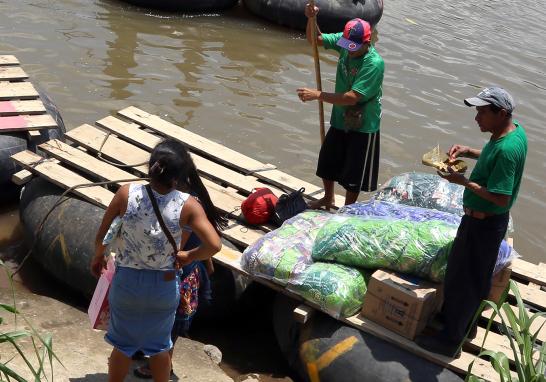 Las balsas van y vienen, la mayoría repletas de productos de consumo básico, o incluso cervezas y cigarros, todos ellos comprados en México para ser consumidos en Guatemala; esto se debe a que es más barato comprar en nuestro país ya que 1 quetzal (moneda de Guatemala) equivale a 2.50 pesos mexicanos. Cabe señalar que al pasar los productos hacia Guatemala este comercio evidentemente se vuelve irregular por la evasión de impuestos, pero es una práctica muy común para los habitantes de los ambos países. Más de 7,000 personas dependen del comercio fronterizo en la zona que podría verse afectado por la llegada de los elementos de la Guardia Nacional.