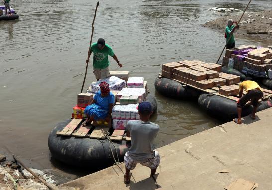 Las balsas van y vienen, la mayoría repletas de productos de consumo básico, o incluso cervezas y cigarros, todos ellos comprados en México para ser consumidos en Guatemala; esto se debe a que es más barato comprar en nuestro país ya que 1 quetzal (moneda de Guatemala) equivale a 2.50 pesos mexicanos. Cabe señalar que al pasar los productos hacia Guatemala este comercio evidentemente se vuelve irregular por la evasión de impuestos, pero es una práctica muy común para los habitantes de los ambos países. Más de 7,000 personas dependen del comercio fronterizo en la zona que podría verse afectado por la llegada de los elementos de la Guardia Nacional.