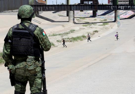 Los gobiernos de López Obrador y Donald Trump firmaron un acuerdo mediante el cual la administración Trump no impondrá aranceles a los productos mexicanos, siempre y cuando México mantenga un esfuerzo para frenar el flujo de migrantes.