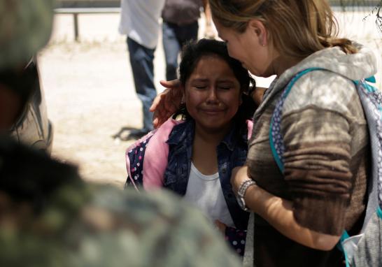 México nunca había utilizado las fuerzas de seguridad para detener a los ciudadanos extranjeros indocumentados que salen del país hacia los Estados Unidos. Las fotografías de policías militarizados que capturan a mujeres centroamericanas en la frontera en los últimos días han sido fuertemente criticadas.