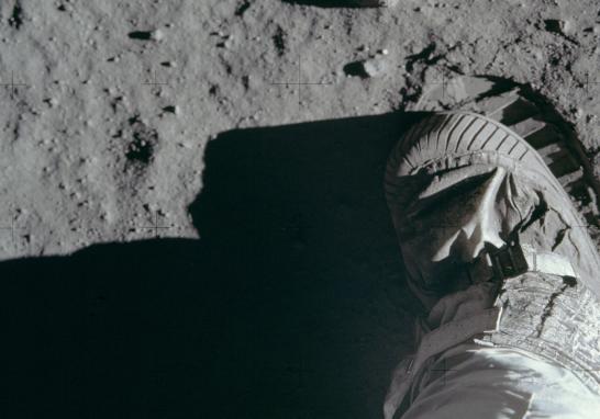 Esta imagen muestra una de las primeras huellas en la Luna. El equipo del Apollo 11 formado por los astronautas Neil Armstrong, quien era el Comandante de la Misión y el primer hombre que pisó la luna, Buzz Aldrin, que era el piloto del Módulo Lunar, y Michael Collins, piloto del Módulo de Mando en dicha misión.