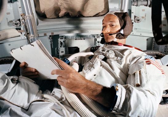 El piloto Michael Collins práctica en el simulador del Centro Espacial Kennedy antes de la misión de aterrizaje lunar, en Cabo Cañaveral, Florida.