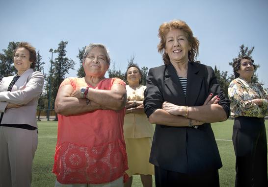 “Somos las elegidas de la naturaleza, o de Dios”, dicen convencidas en su hazaña. Son las mujeres que de adolescentes ganaron para México un subcampeonato mundial de futbol. Alicia Vargas “La Pelé”, Yolanda Ramírez, Elvira Aracén (atrás de amarillo); Lourdes de la Rosa e Irma Chávez. Foto: Lizeth Arauz