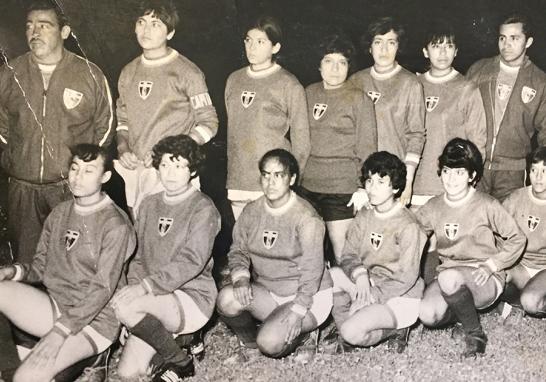 En la cancha del padre Rocco, un seminarista que en Italia las dejó entrenar en la parroquia. El hotel donde se hospedaban estaba a un costado y no tenía las instalaciones para prepararse.   Foto: Blanca Juárez