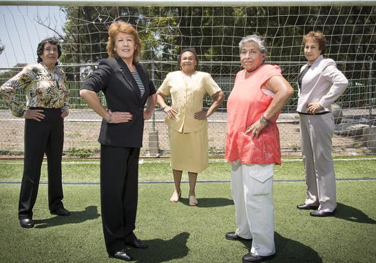 Irma Chávez, Lourdes de la Rosa, Elvira Aracén, Yolanda Ramírez y Alicia Vargas, pioneras del futbol y de la luchas de las mujeres en ese deporte. Foto: Lizeth Arauz