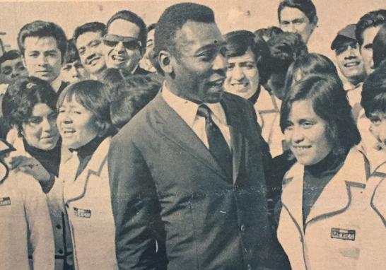 Pelé, no sabía que frente a él estaba una mujer considerada su par. Nadie se lo dijo y ésa fue la única vez que Alicia Vargas, La Pelé, vio de cerca a su colega., en el aeropuerto de la Ciudad de México antes del mundial del 71. Foto: Blanca Juárez