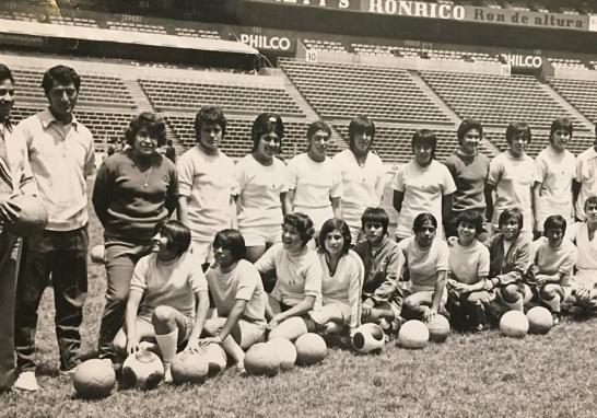 En una de las concentraciones en el Estadio Azteca, durante las primeras eliminatorias. Víctor Manuel Meléndez era el director técnico, quien no las apoyó en su petición de derechos laborales. Foto: Blanca Juárez