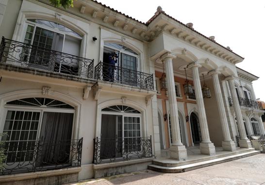 El gobierno de Andrés Manuel López Obrador subastará el próximo 11 de agosto la lujosa residencia en Bosques de las Lomas, donde en 2007 fueron incautados 206 millones de dólares al empresario mexicano de origen chino, Zhenli Ye Gon. El valor de salida de la propiedad será de 95 millones de pesos.