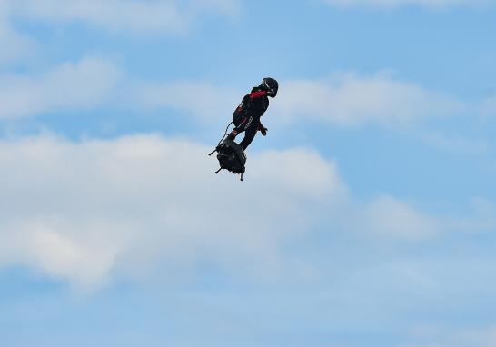 El inventor francés Franky Zapata logró cruzar el Canal de la Mancha en un aerodeslizador propulsado por un jet diseñado por él, desplazándose sobre el Estrecho de Dover en poco más de 20 minutos.