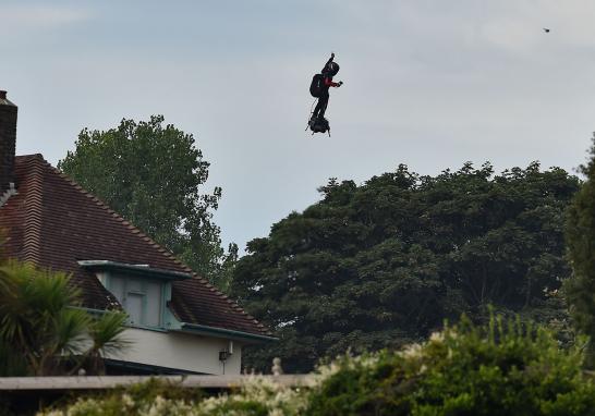 El inventor francés Franky Zapata logró cruzar el Canal de la Mancha en un aerodeslizador propulsado por un jet diseñado por él, desplazándose sobre el Estrecho de Dover en poco más de 20 minutos.