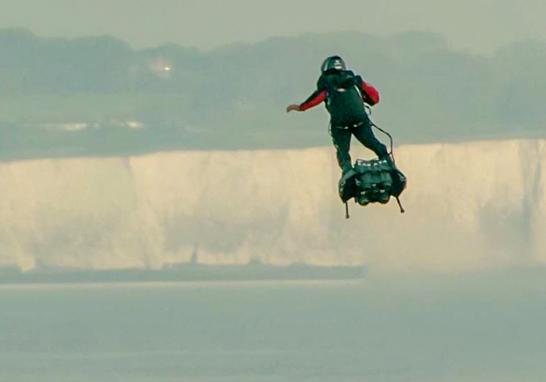 El inventor francés Franky Zapata logró cruzar el Canal de la Mancha en un aerodeslizador propulsado por un jet diseñado por él, desplazándose sobre el Estrecho de Dover en poco más de 20 minutos.