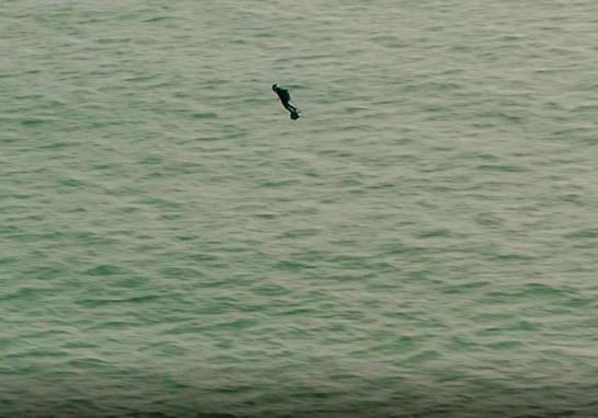 El inventor francés Franky Zapata logró cruzar el Canal de la Mancha en un aerodeslizador propulsado por un jet diseñado por él, desplazándose sobre el Estrecho de Dover en poco más de 20 minutos.