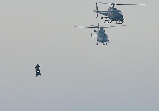 El inventor francés Franky Zapata logró cruzar el Canal de la Mancha en un aerodeslizador propulsado por un jet diseñado por él, desplazándose sobre el Estrecho de Dover en poco más de 20 minutos.