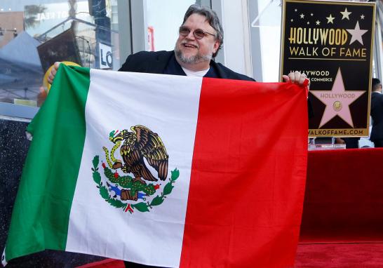 El productor y guionista mexicano, Guillermo del Toro se hincó ante su estrella en el Paseo de la Fama de Hollywood y expresó con orgullo: “Soy mexicano y migrante”. Después, le aconsejó a la gente que no tenga miedo y se mantenga unida.