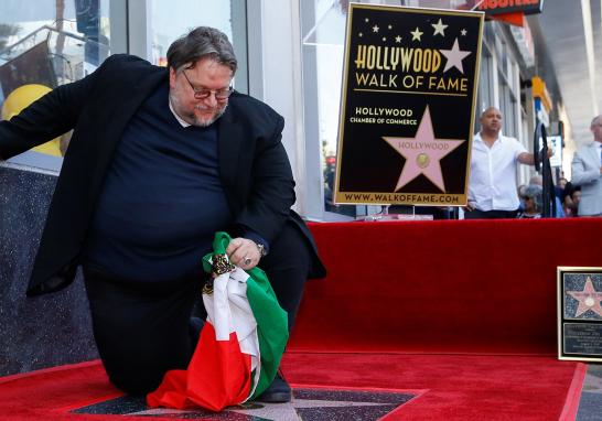 El productor y guionista mexicano, Guillermo del Toro se hincó ante su estrella en el Paseo de la Fama de Hollywood y expresó con orgullo: “Soy mexicano y migrante”. Después, le aconsejó a la gente que no tenga miedo y se mantenga unida.