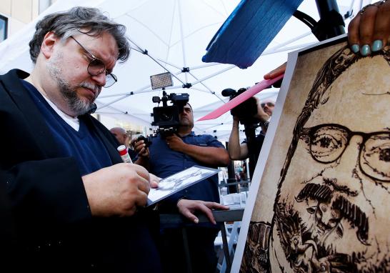 El productor y guionista mexicano, Guillermo del Toro se hincó ante su estrella en el Paseo de la Fama de Hollywood y expresó con orgullo: “Soy mexicano y migrante”. Después, le aconsejó a la gente que no tenga miedo y se mantenga unida.