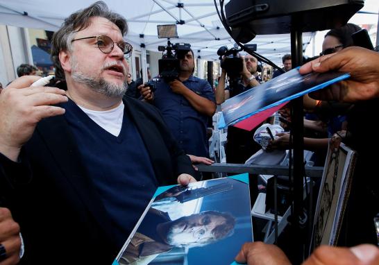 El productor y guionista mexicano, Guillermo del Toro se hincó ante su estrella en el Paseo de la Fama de Hollywood y expresó con orgullo: “Soy mexicano y migrante”. Después, le aconsejó a la gente que no tenga miedo y se mantenga unida.