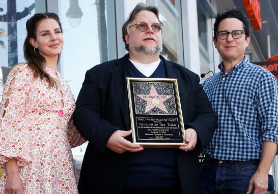 El productor y guionista mexicano, Guillermo del Toro se hincó ante su estrella en el Paseo de la Fama de Hollywood y expresó con orgullo: “Soy mexicano y migrante”. Después, le aconsejó a la gente que no tenga miedo y se mantenga unida.