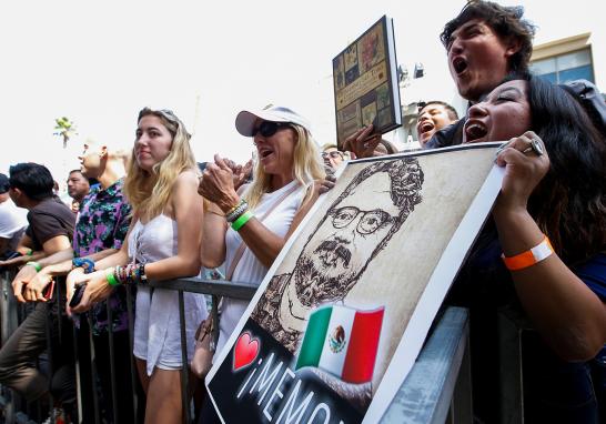  El productor y guionista mexicano, Guillermo del Toro se hincó ante su estrella en el Paseo de la Fama de Hollywood y expresó con orgullo: “Soy mexicano y migrante”. Después, le aconsejó a la gente que no tenga miedo y se mantenga unida.