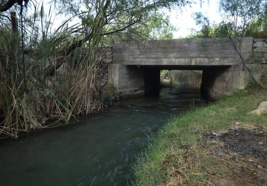 El canal de Saca Salada representa un punto crítico para el valle de Cuatro Ciénegas, reconocido por sus fosas de agua que albergan valiosos ecosistemas de microorganismos prehistóricos.