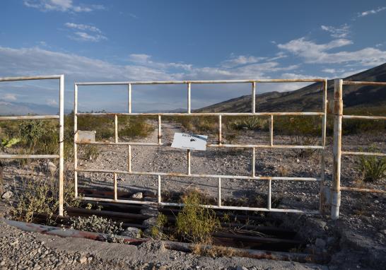 Con cauce en el río Mezquites, Saca Salada se extiende por 80 kilómetros con dirección al municipio de Monclova, hasta alcanzar las parcelas agrícolas del Ejido Ocho de Enero del municipio de Frontera.