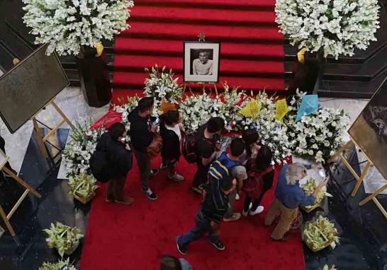 En Oaxaca, en el Teatro Macedonio Alcalá, también se realizó un homenaje para Francisco Toledo y al que asistió el gobernador Alejandro Murat. En tanto que en Bellas Artes también se reciben los pésames de los seguidores del artista plástico. Fotos: Notimex y Vicente Gutiérrez.